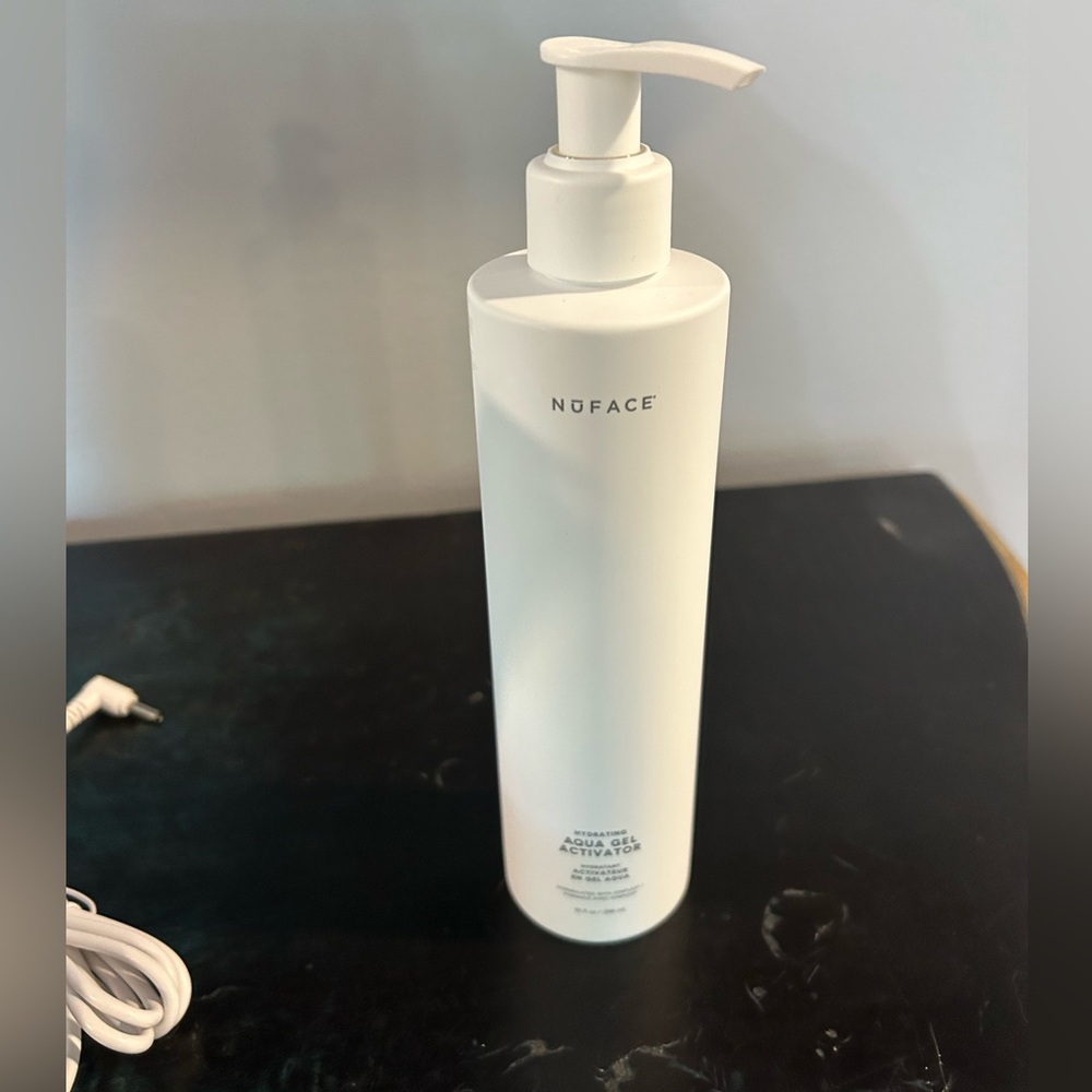 NuFACE NuBODY Skin Toning Device With Hydrating Gel With Charger NIB White - Picture 2 of 9